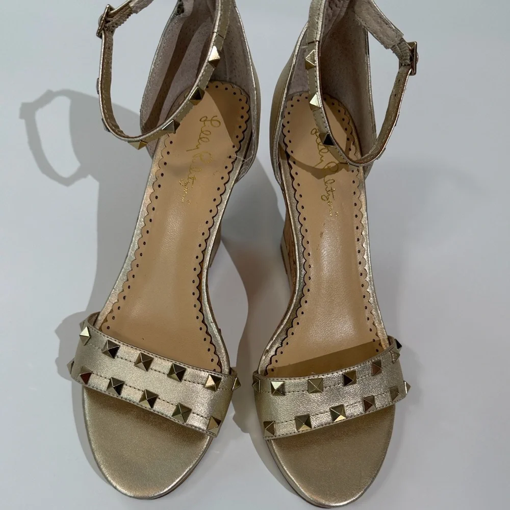 Lilly Pulitzer Sydney Wedge Heel Sandal Size 9.5. Gold Studded Metallic EUC